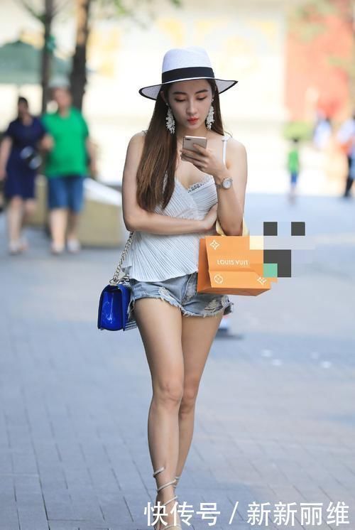 穿短裤的小姐姐,这款鞋子今年出镜率好高呀