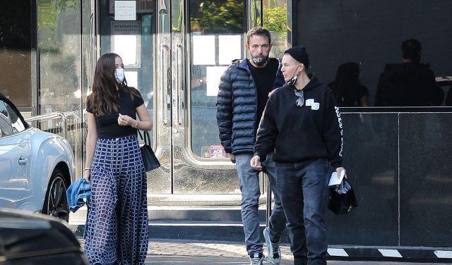 尽显|安娜德阿玛斯穿黑T恤搭格纹群尽显浪漫洒脱气质, 身段超迷人