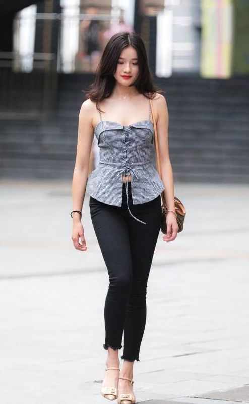 美女|街拍:喜欢第一位美女,一双大白腿非常修长,笑起来很美!