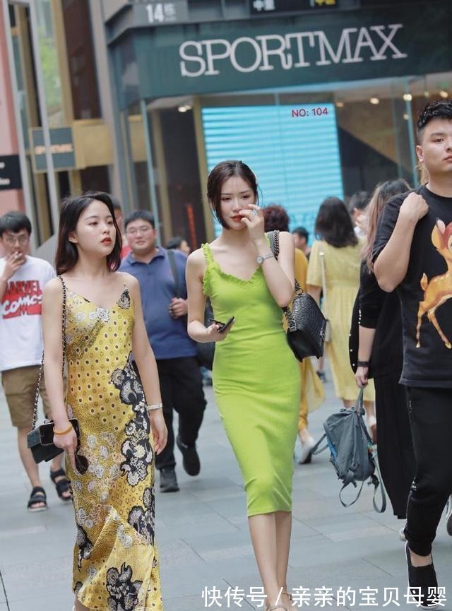 气质 时尚精致的打底裤穿搭衬托优美的线条,气质十分出众,充满童趣