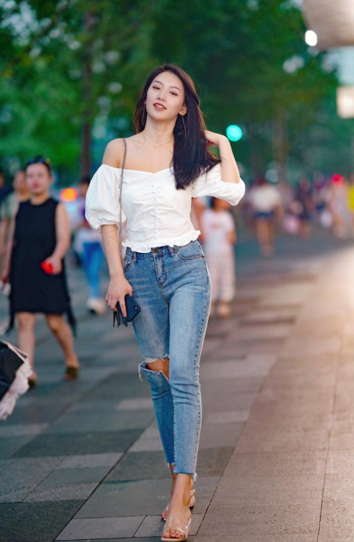 街拍高挑的身材,绝佳的气质,搭配牛仔裤便是最好的搭配