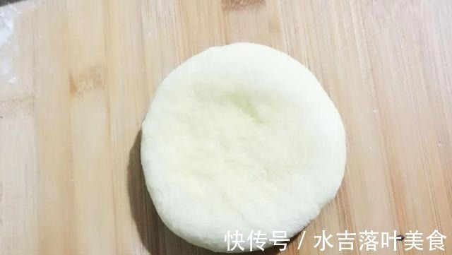 自己在家做面包，加核桃、腰果、芝麻、葡萄干、大枣等，营养十足！