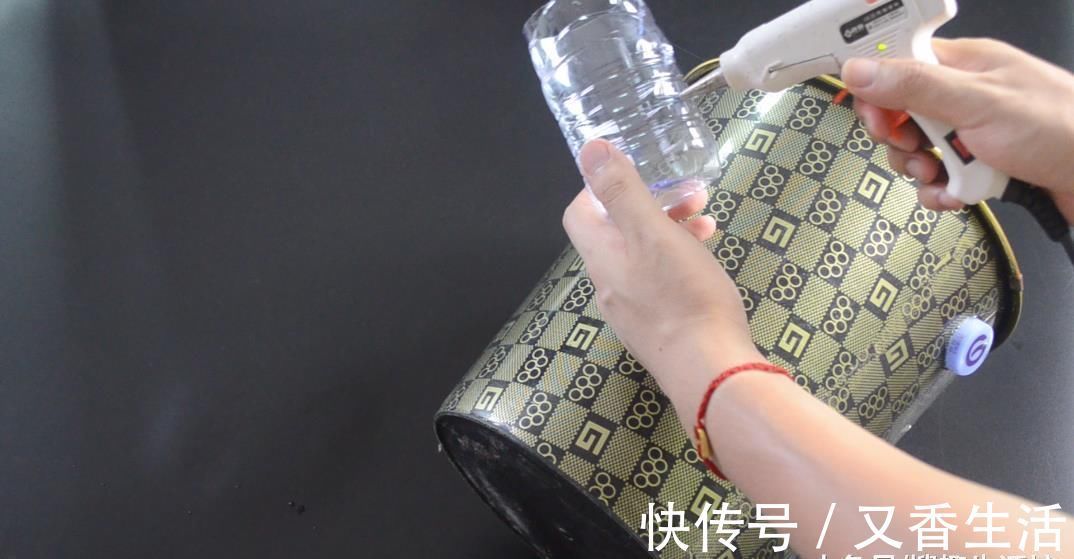 垃圾桶上粘一个塑料瓶, 一年还能帮家里省不少钱, 可惜知道的人不多