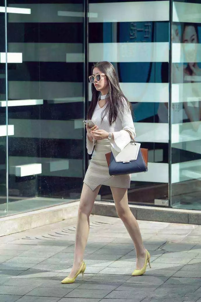 街拍时尚:高跟鞋魅力穿搭,让女性带着优雅与自信