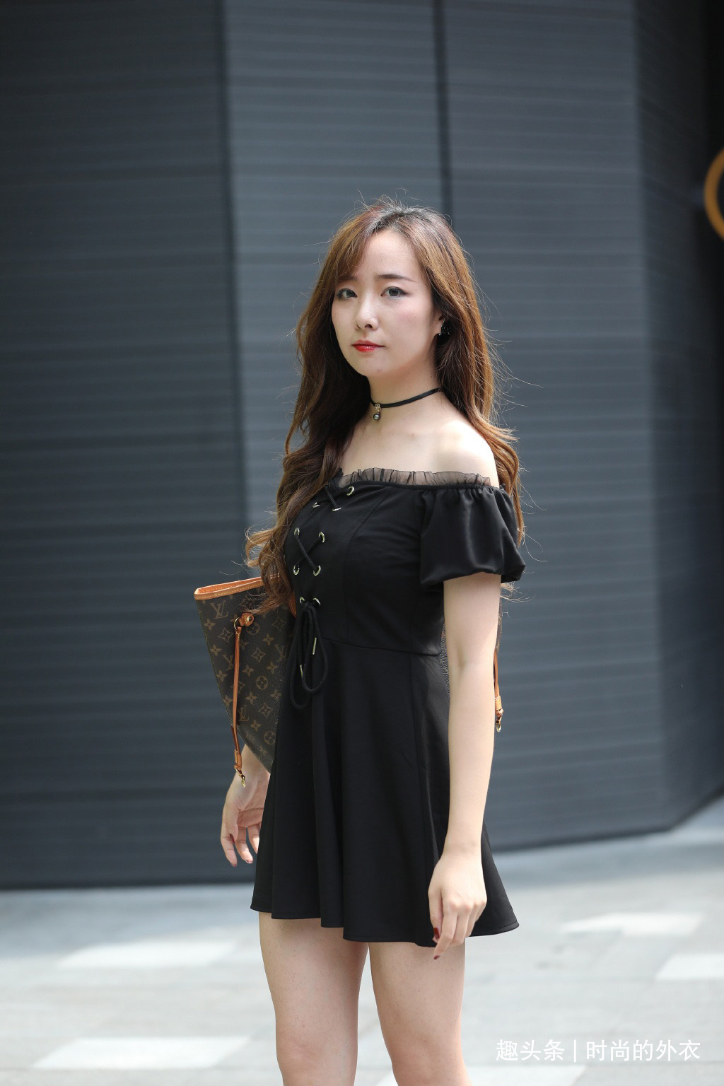 示范 气质女生的短裙穿搭示范,修身舒适,造型也显得优雅耐看