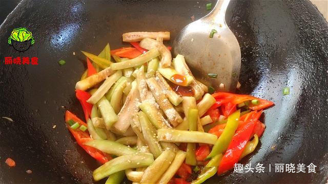 现在才知道，炒茄子不能先放油，大厨教你一招，出锅不发黑不吸油
