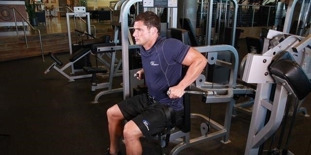 俯卧撑|新手都在做俯卧撑，老手却拿双杠臂屈伸练胸，这两个动作差在哪