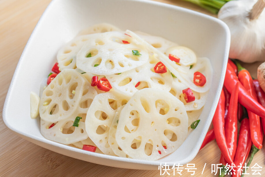 白醋|凉拌藕片，一焯水就发黑教你1个诀窍，藕片白净爽脆，不发黑
