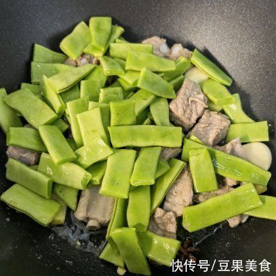 绝杀|色香味俱全，米饭配排骨豆角焖面，下饭绝杀