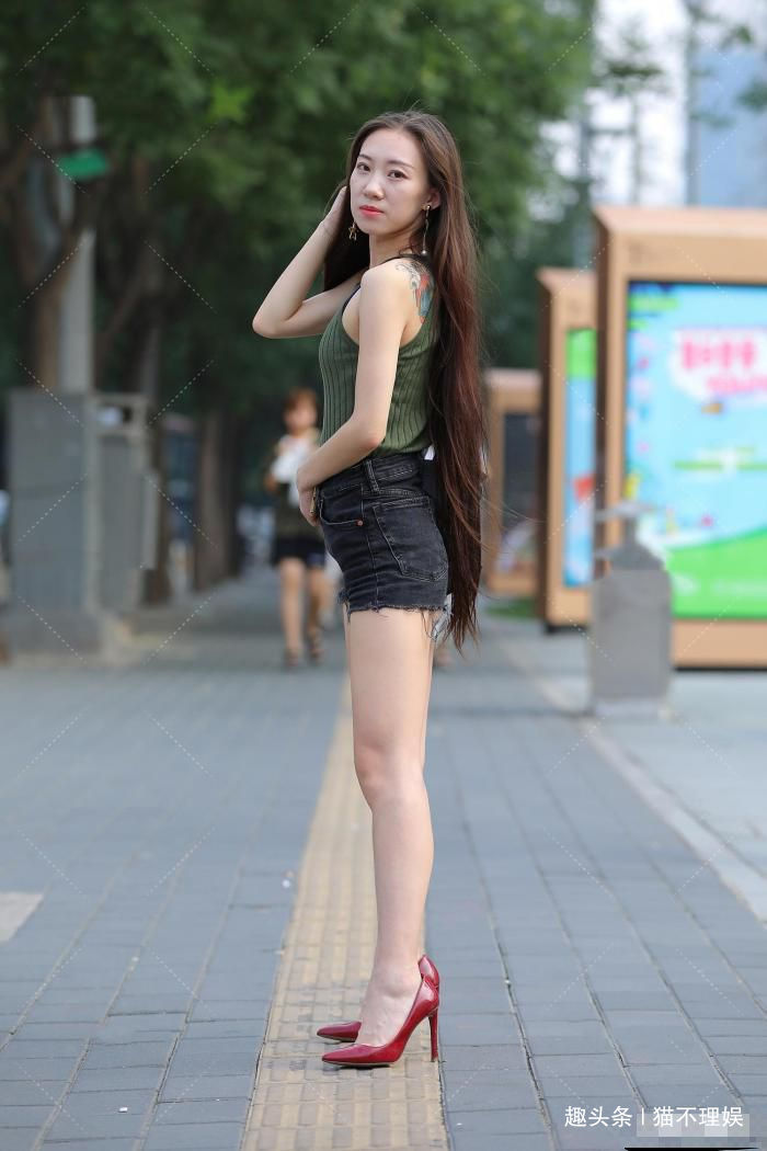 热裤 墨绿吊带针织衣搭配深红细高跟,一般人驾驭不了