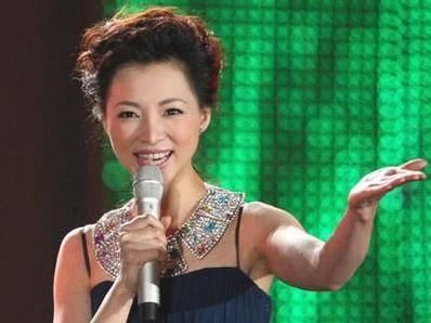 央视一姐董卿上《新闻联播》！大背头气质不凡，在男领导中好抢眼