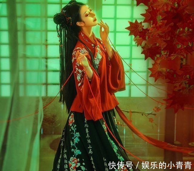 最近火了一种“阴间”汉服,穿上就可以拍鬼片,很像黑山老妖