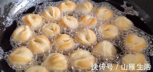 核桃酥这样做太好吃了，外面酥脆直掉渣，内里绵软又香甜，真过瘾