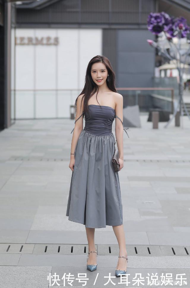 亚麻布吊带裙真“亮眼”，搭配银色高跟鞋，乍一看以为是“贵妇”