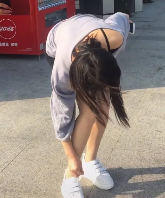 椅子|街拍小姐姐穿搭简约很舒服,转眼却在换鞋,但她还需要一把椅子