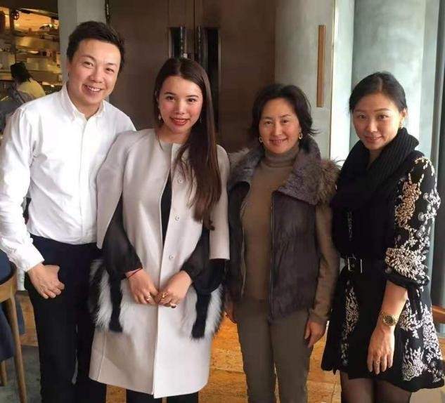 高级感|何超琼参加富婆宴会,土味花外套穿出高级感,同框小鲜肉笑容满脸