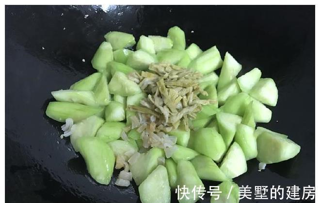 鲜美|这菜要抓紧吃,再不吃就老了,炒时加入这两物,鲜美到汤都吃精光