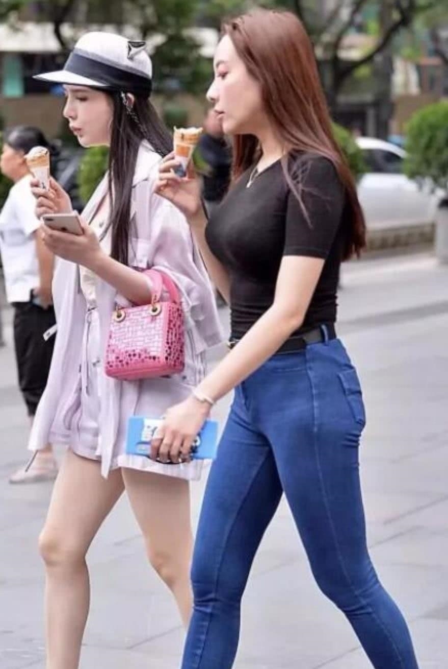 时尚穿搭紧身牛仔裤是你显高显瘦的第一选择