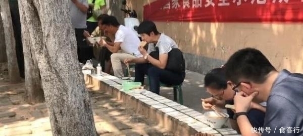 讲价|这碗羊汤小伙卖了30年,50一碗从不讲价,门前每天停满了豪车