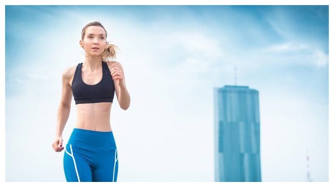 跑步|早起空腹“吃一物、喝一水”,坚持一段时间,小肚子或能渐渐平坦