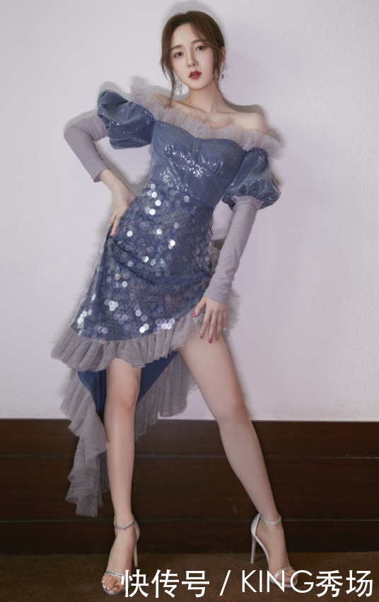 修饰|27岁勒梦佳,穿白色连衣裙配马丁靴,不愧是当红主持小花