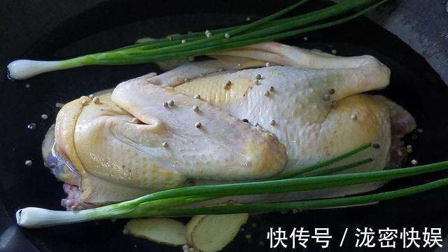 鸭肉别再拿去炖，大厨教你一个广东做法，又香又嫩，吃着还有嚼劲