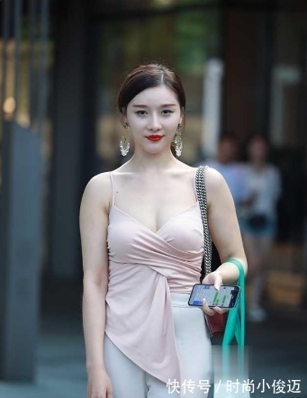 粉白|姑娘如此迷人，“小秘密”却写在了身上！