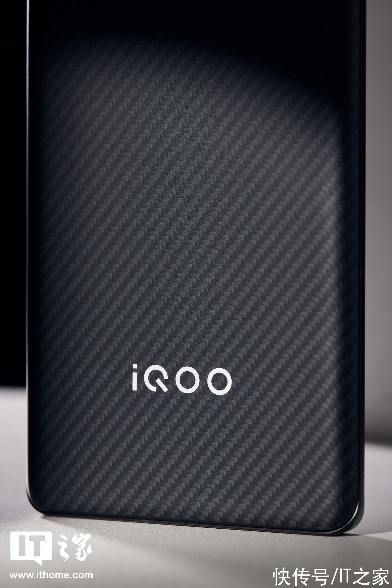 开箱|「IT之家开箱」iQOO 9 Pro 赛道版图赏：芳纶纤维材质 3D 后盖