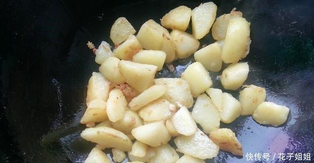 冬季不吃肉也要多吃它,富含纤维素,才2块多钱1斤,一煎一焖超香