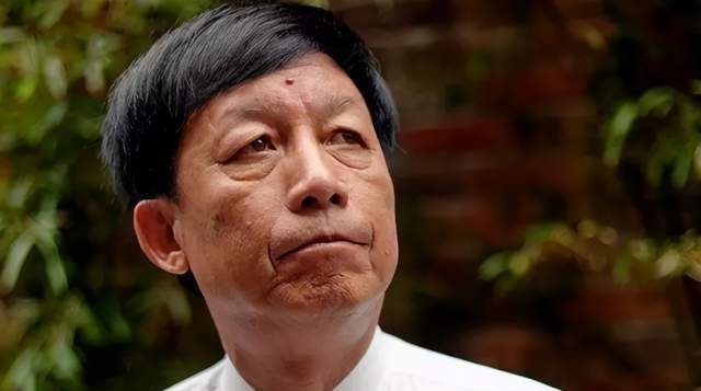 易中天品三国|易中天讲曹操时为何说:但凡小时候老实的孩子,长大后都没出息?