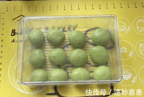 蜜红豆|扁扁平平的外貌像是一块饼,其实不是哟,好吃又好看的小面包。