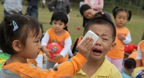 高爸爸|4岁孩子被幼儿园劝退,爸爸求情无果晒聊天记录,网友看后:活该