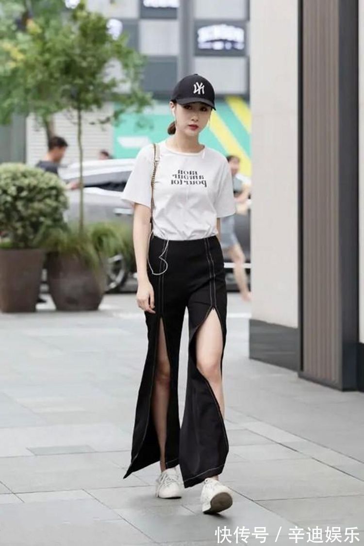 时尚|街拍：柔情绰态的美女，一件白色短袖配黑色皮裤，时尚活力气质