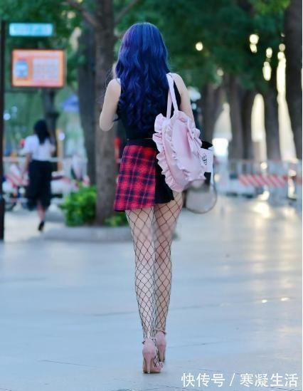 美女|美女小姐姐穿设计款T恤,时尚又新潮,魅力迷人