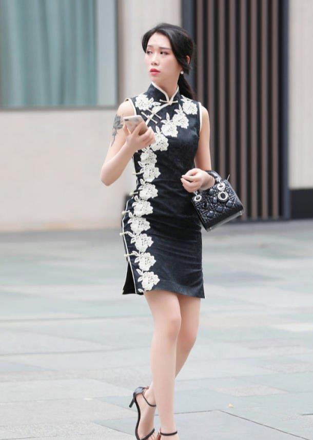 衬衫|小姐姐穿黑色一字肩衬衫,配上一双高跟鞋,高雅迷人