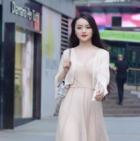 薄纱 性感吊带长裙,搭配薄纱小外套,尽显温柔,营造非凡时尚感