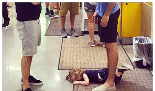 挨打|小女孩跪地哀求：“妈妈你别打我了”，失控的家长真的很可怕