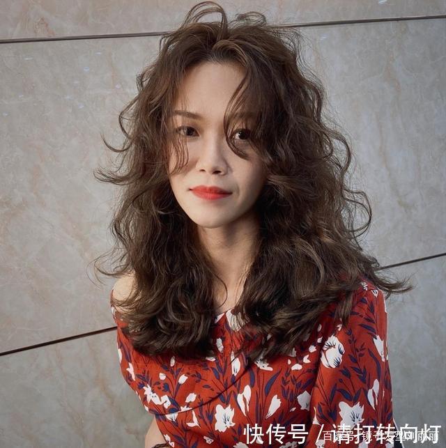 洋气|今年秋冬发型别乱剪,18款洋气烫发送给你,无论胖瘦都适合
