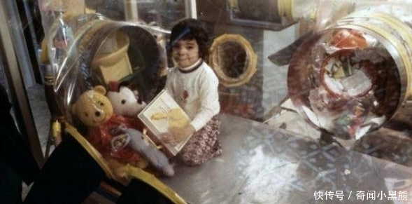 一个无法与外界接触的男孩,出生到死亡都活在泡泡里