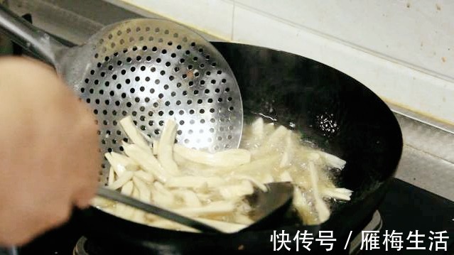 为啥很多饭店把芹菜炒杏鲍菇当做招牌菜试着炒一次,真能吃上瘾