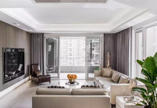 地砖|客厅连接阳台,要不要装隔断门?幸好我精明,一锤下去赚了好几万