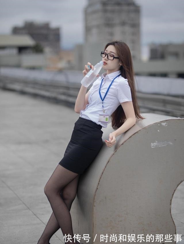 搭配 白色衬衫干练又经典,搭配包臀黑色短裙,修身又有型!