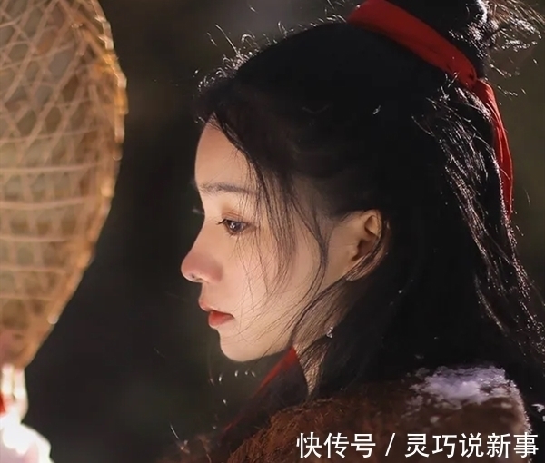 原主#穿书文:她穿成透明小炮灰,远离男女主,却遇到了白切黑的无名男配