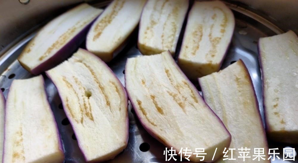 蒸茄子，直接蒸不好吃！多做1个步骤，茄子不发黑，更鲜嫩更入味