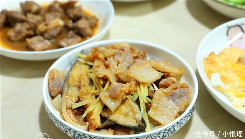 节后一家四口的晚餐,花钱很少吃得舒服,老少营养跟得上