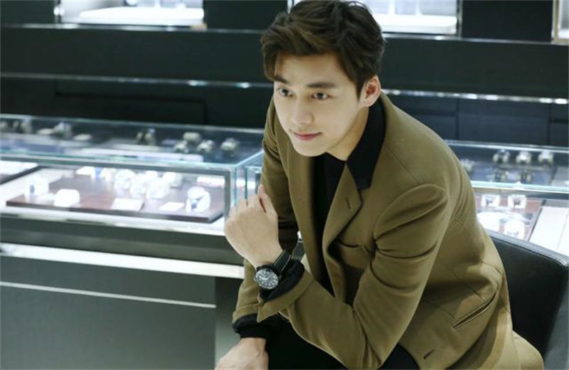 |李易峰下班走错出口,搞笑艺人实锤了,网友直呼不愧是迷糊峰峰