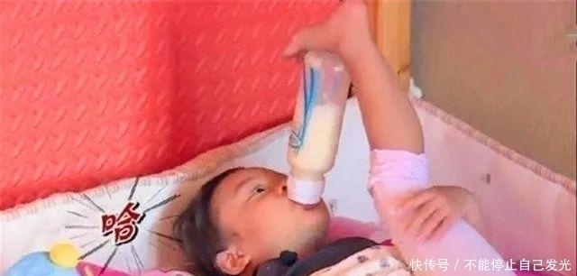 奶瓶|“脚扶奶瓶”的喝奶宝宝火了,开发奇葩吃奶姿势,网友骨骼清奇