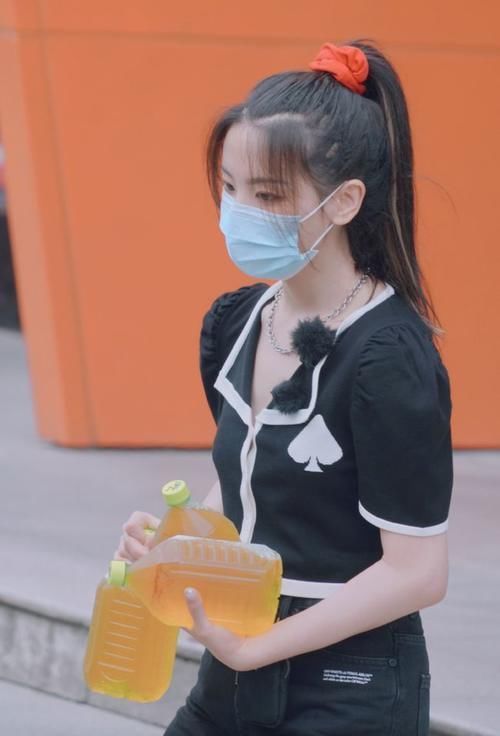 裙摆|难怪会被老板一眼相中,泡泡袖上衣配短裙,美成漫画女主