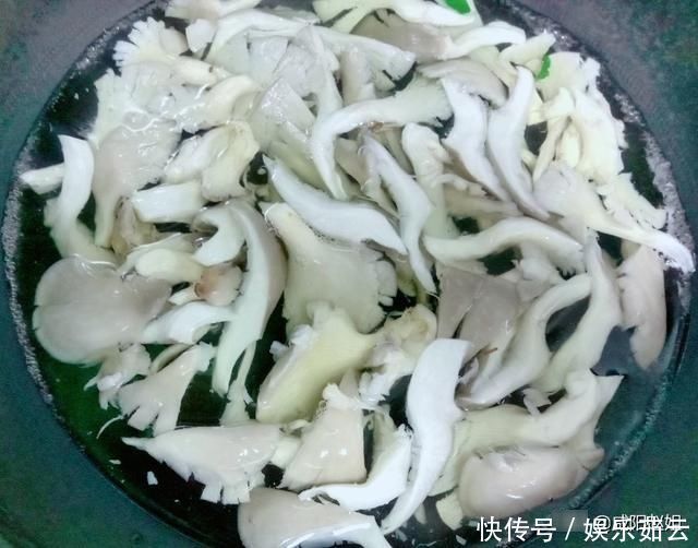 青菜炒蘑菇的家常做法，咸香下饭，比红烧肉还好吃