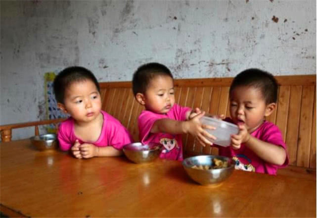 三胞胎|奇闻45岁高龄宝妈怀上三胞胎,不顾反对生下,三年后生活如此